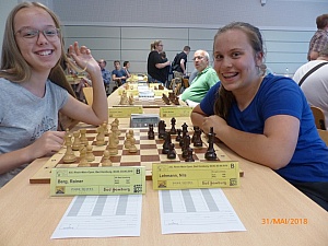 Fenja und Alexandra spoielen sich inkognizo warm.JPG